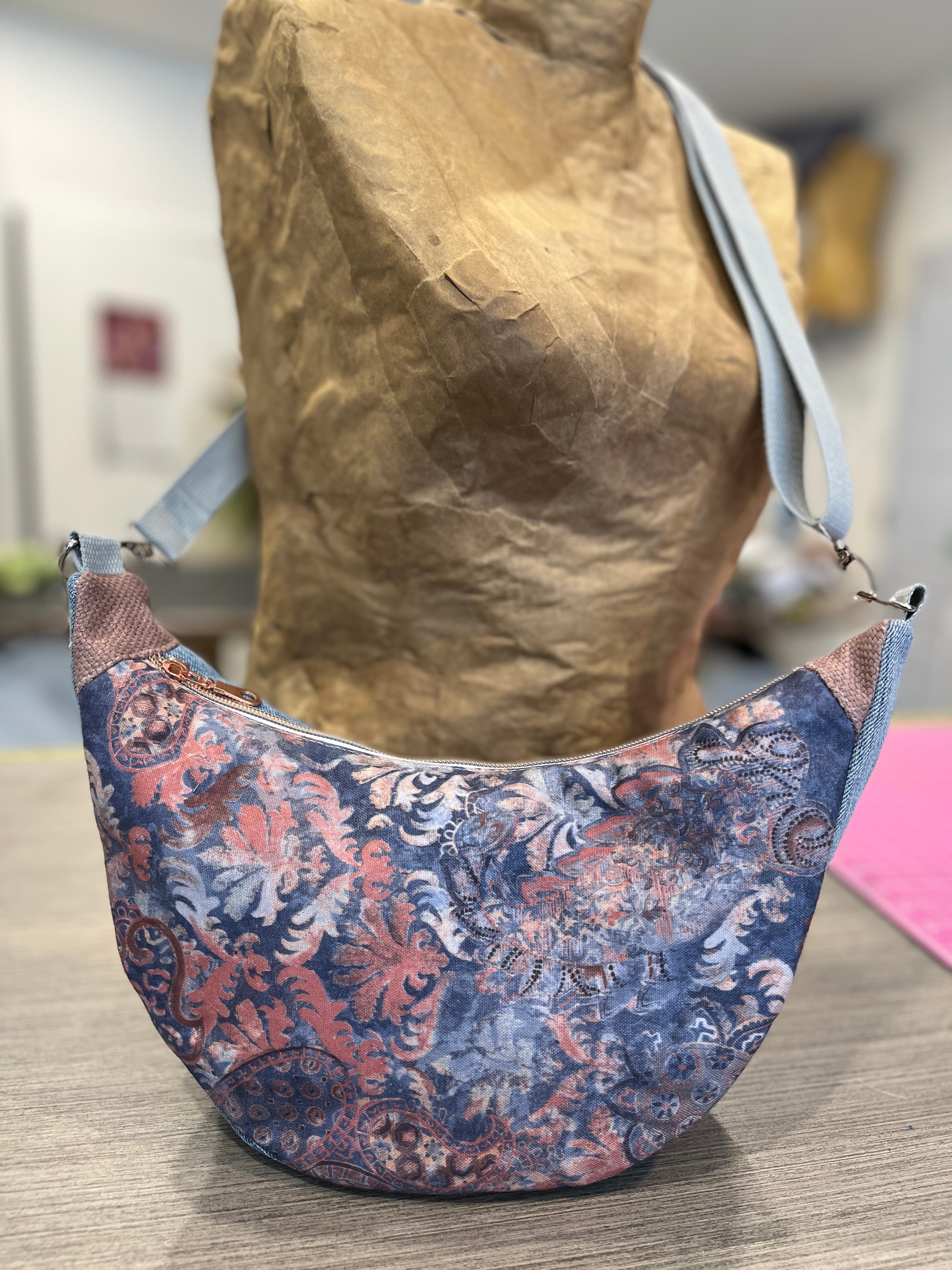 Sac demi-lune coeur tendre