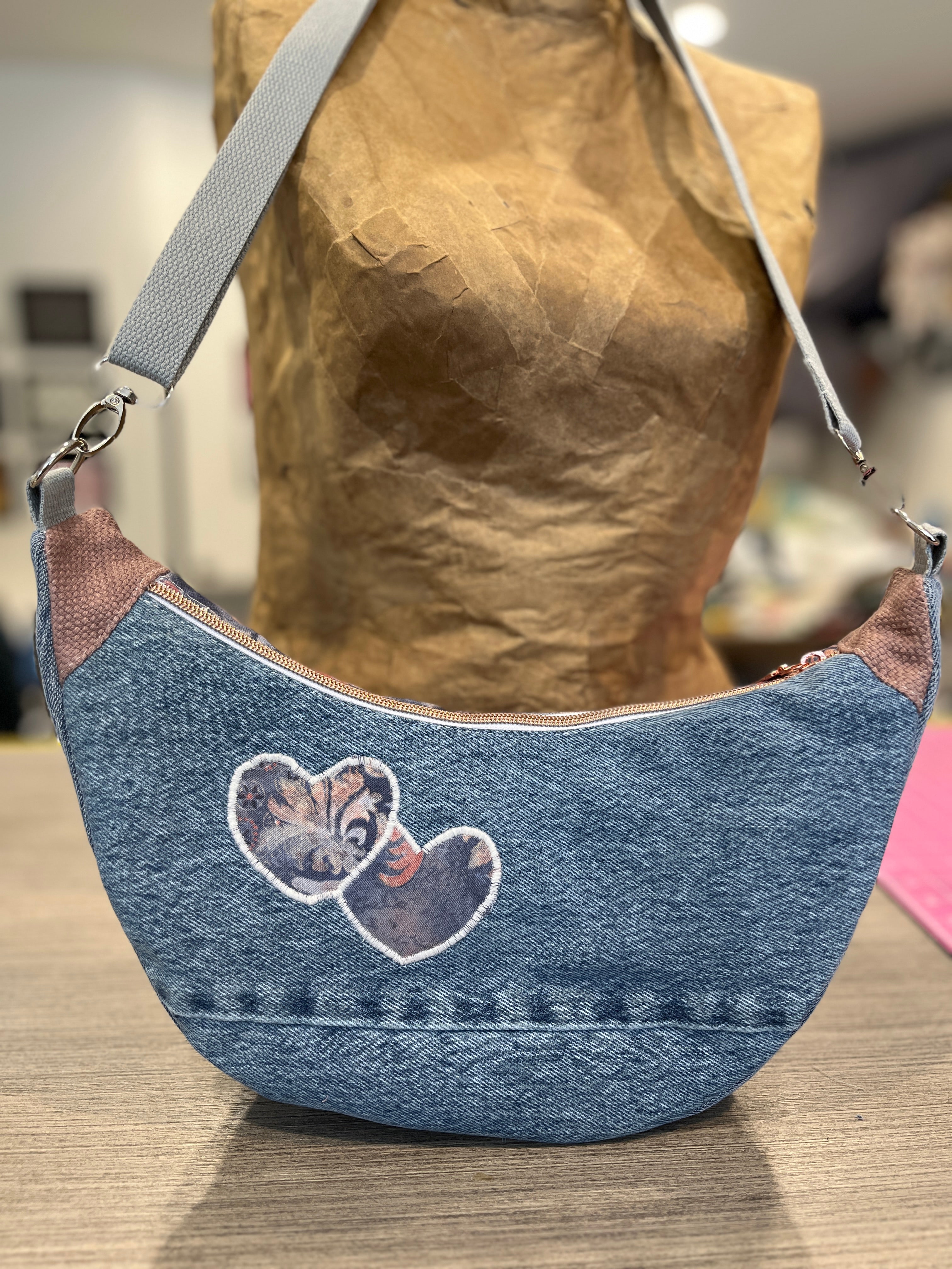 Sac demi-lune coeur tendre