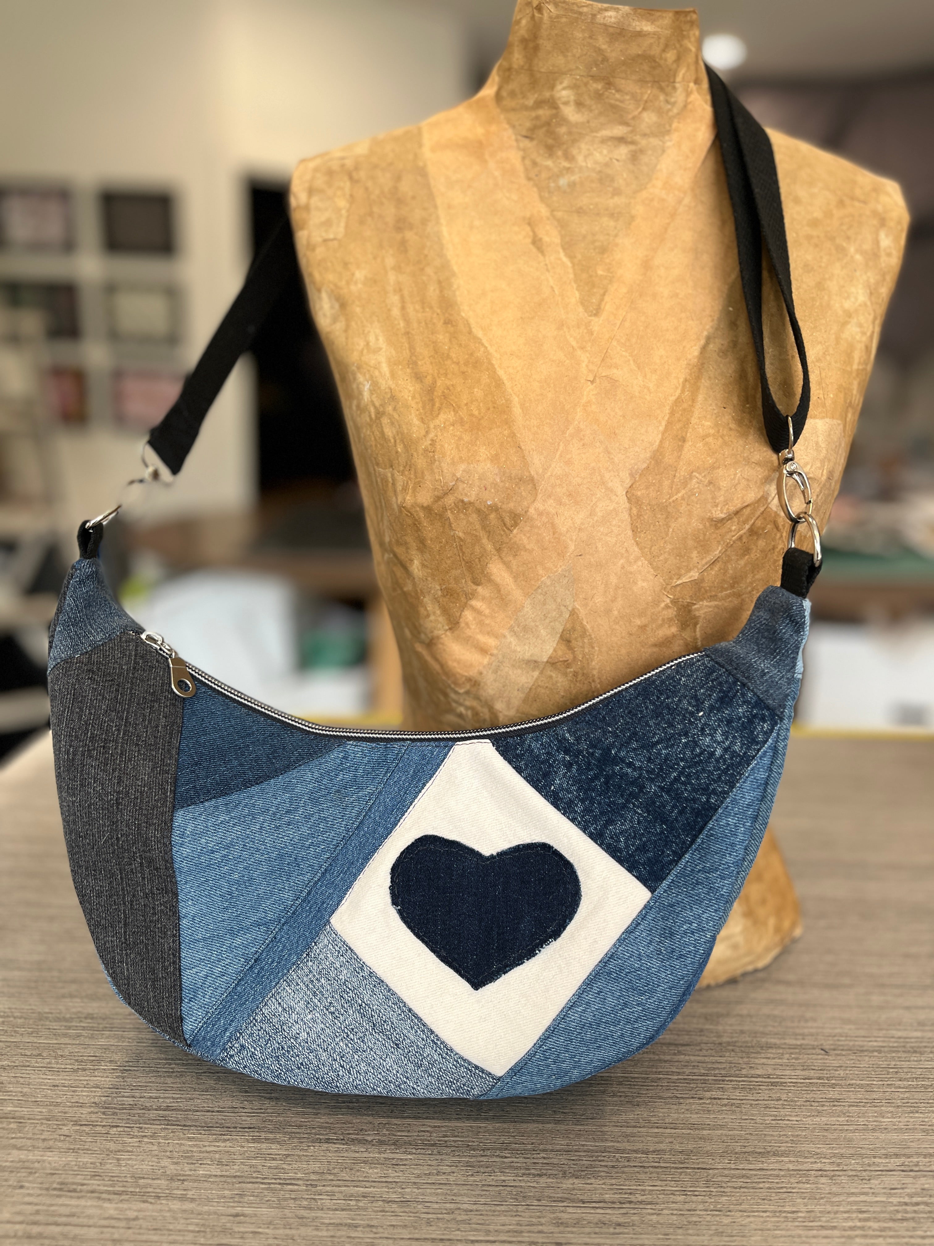 Sac demi-lune du bleu au coeur