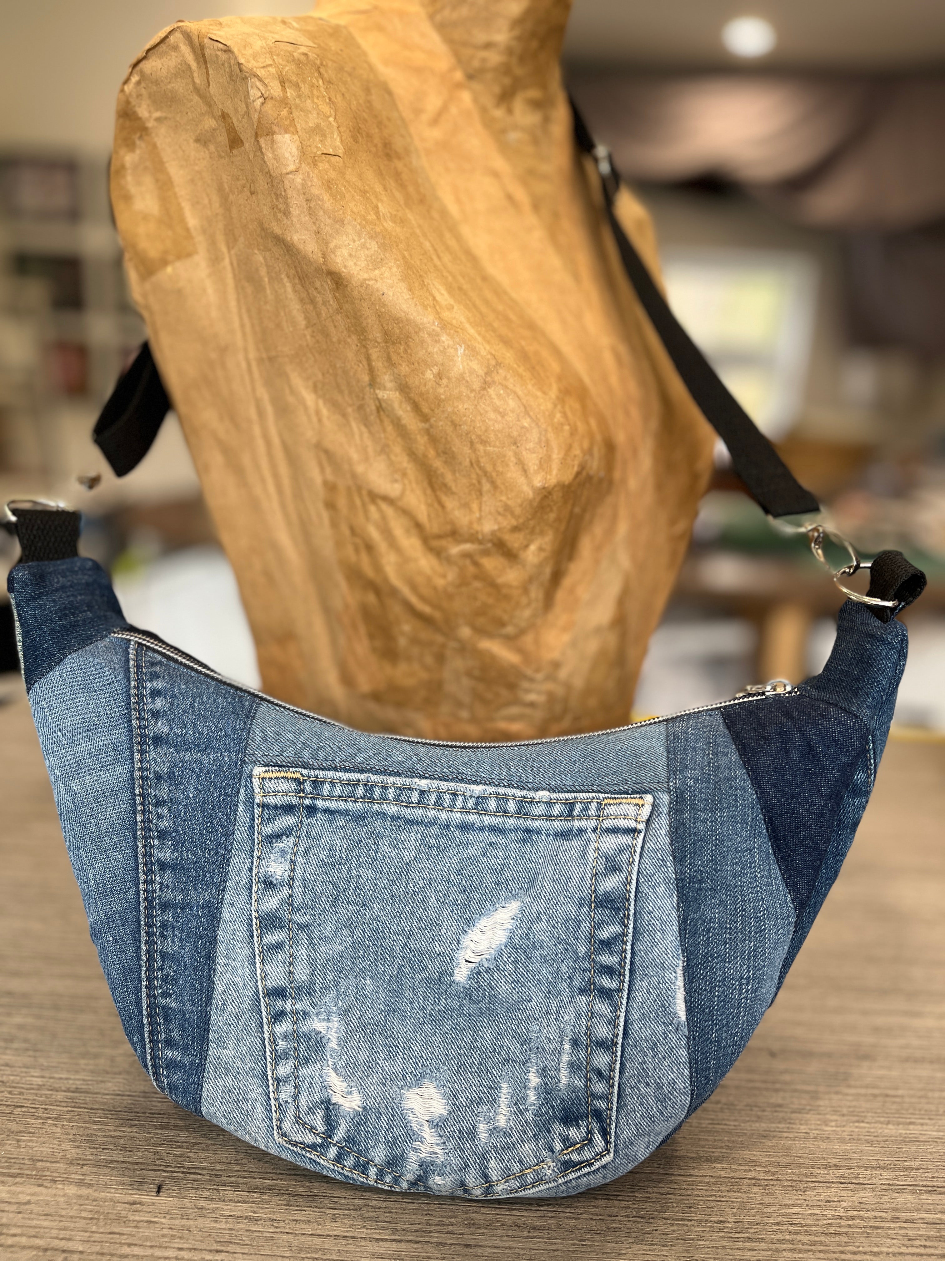 Sac demi-lune coeur en pièces