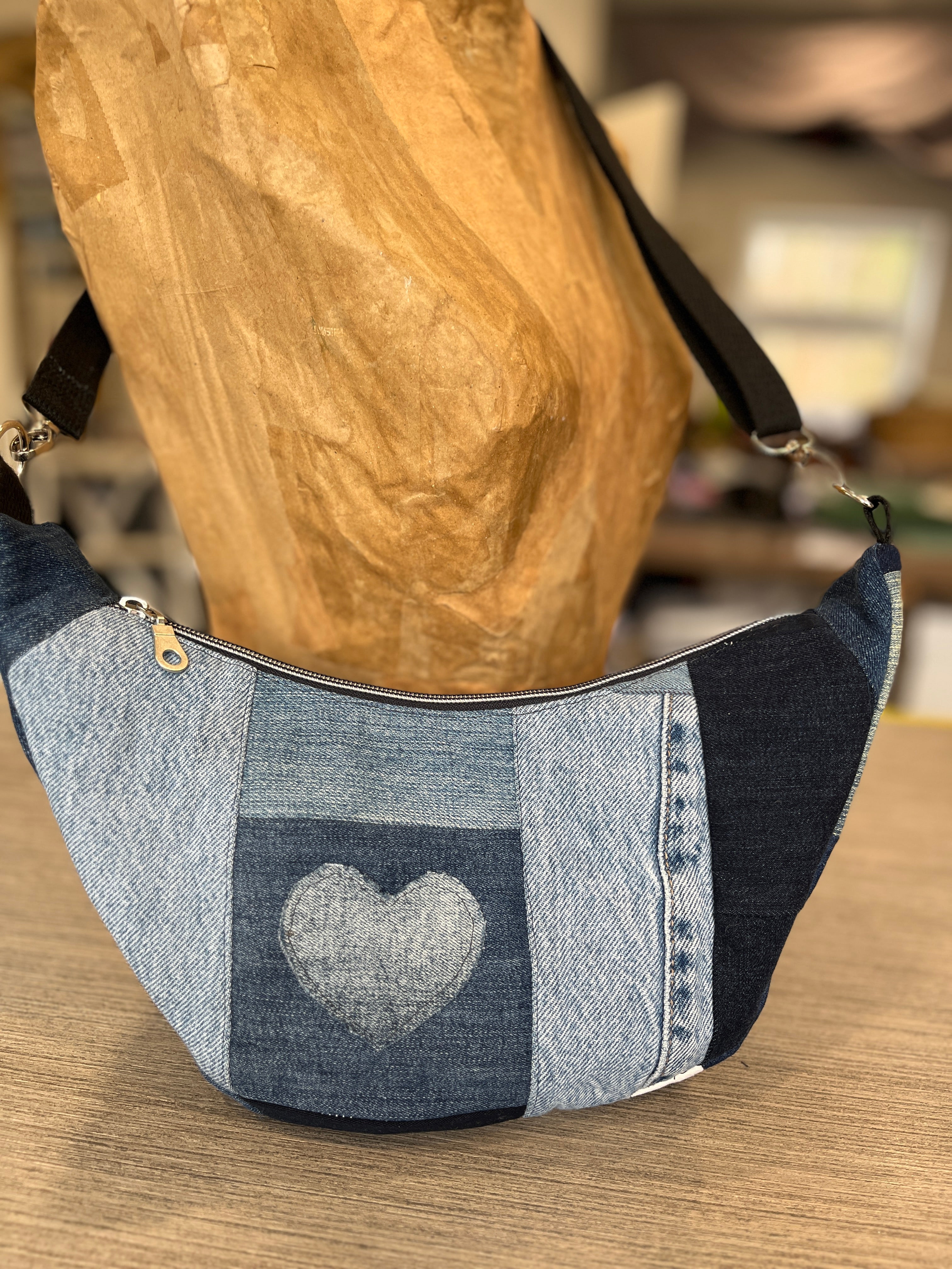 Sac demi-lune coeur en pièces