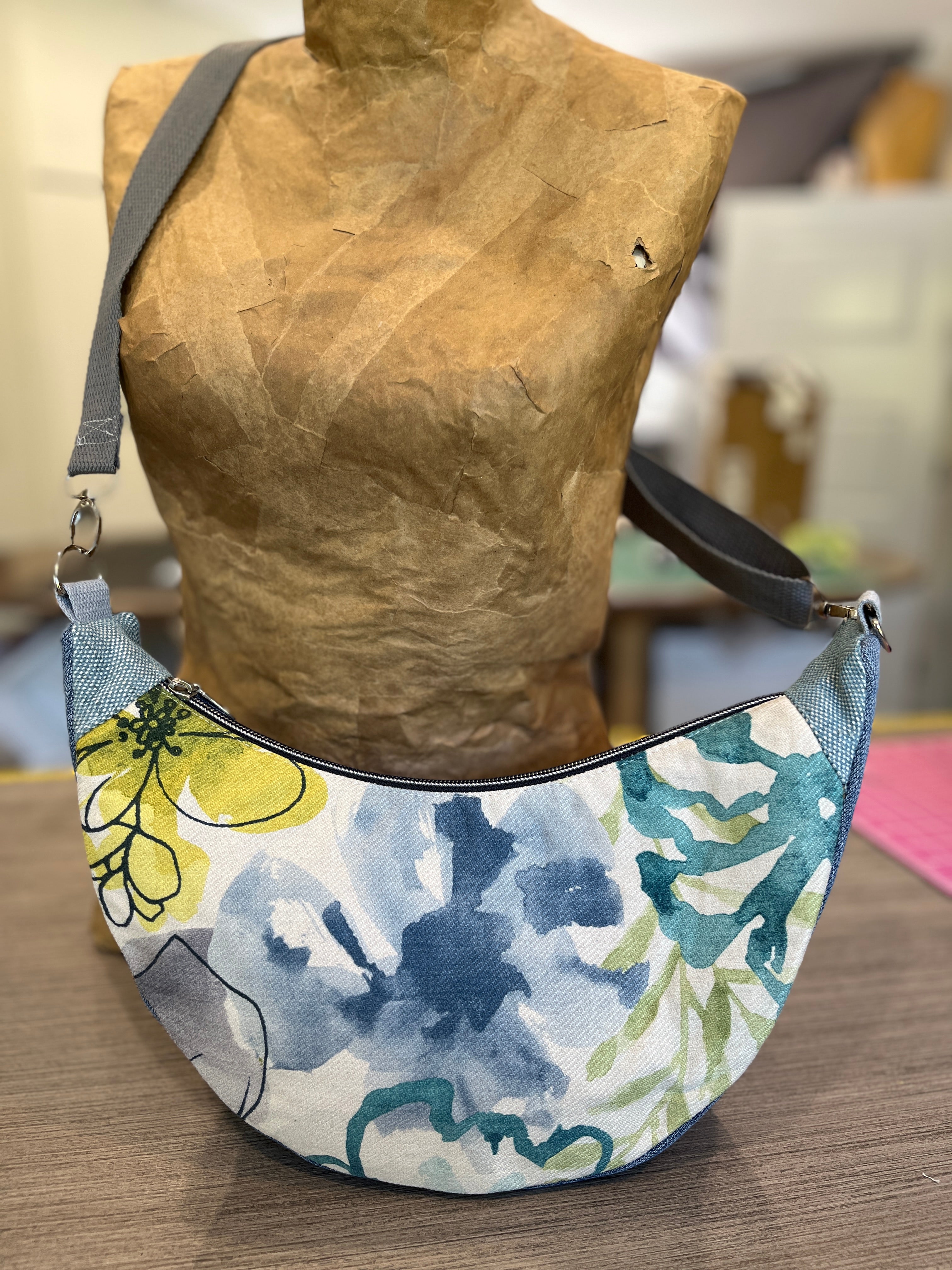 Sac demi-lune fleurs d'eau