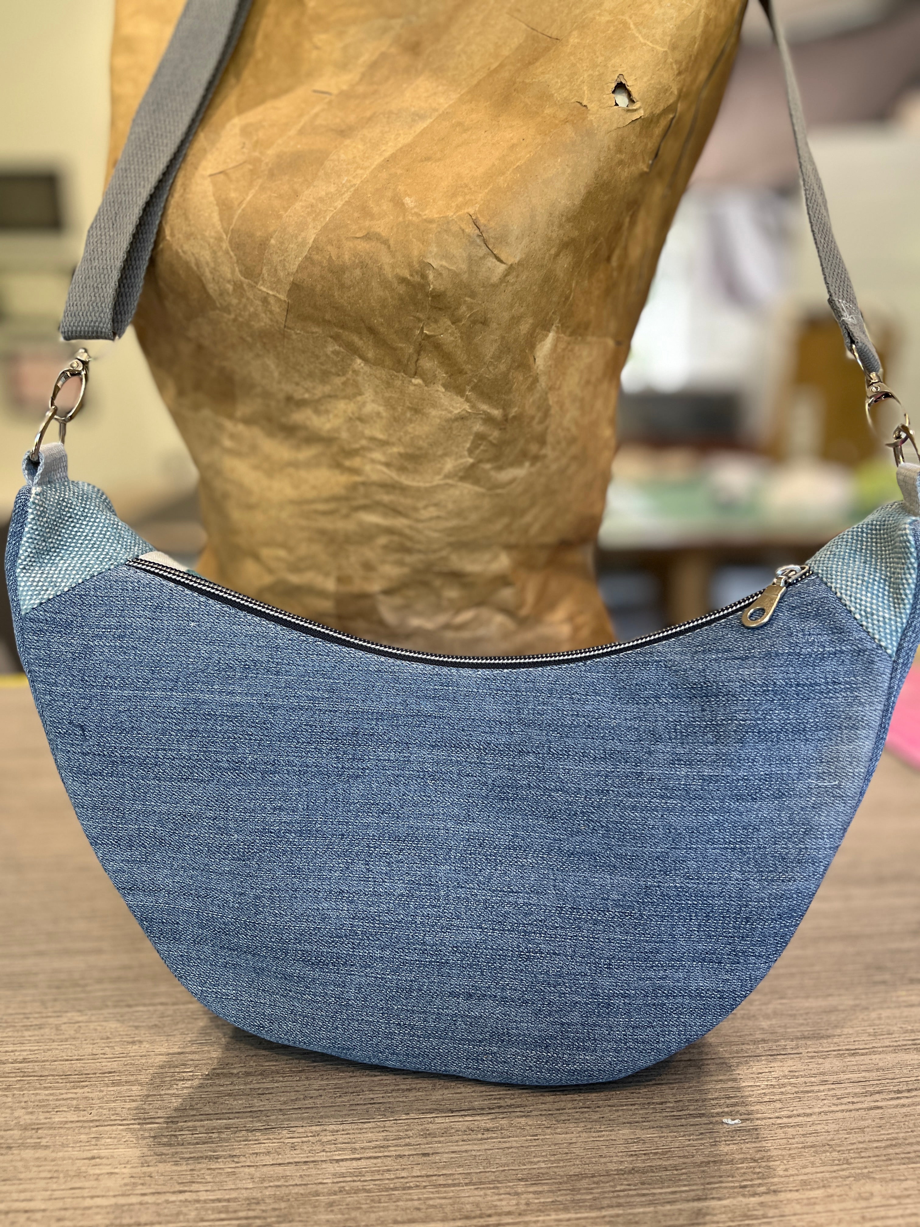 Sac demi-lune fleurs d'eau