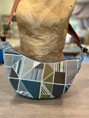 Sac demi-lune à géométrie variable
