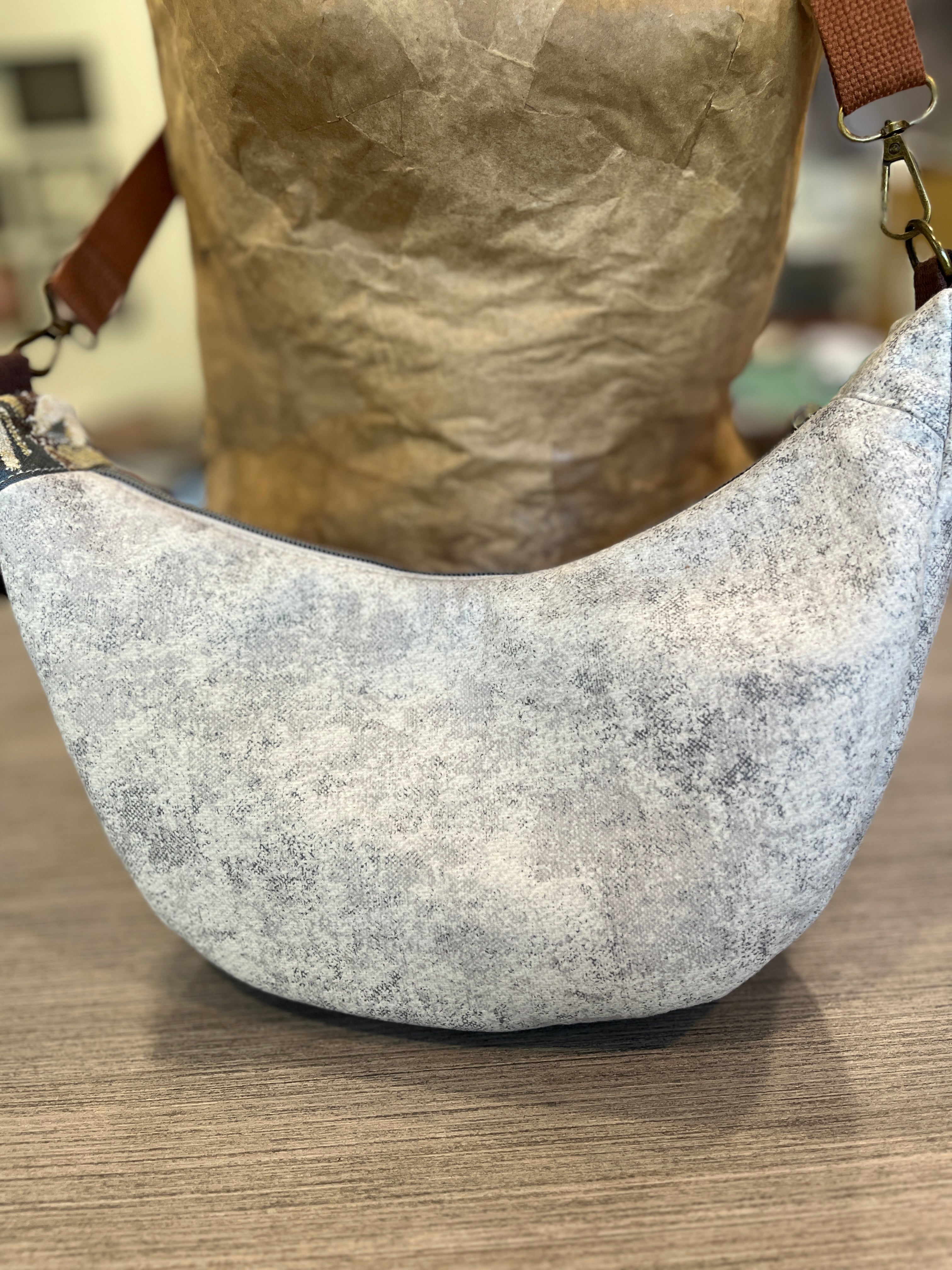 Sac demi-lune fleurs de terre