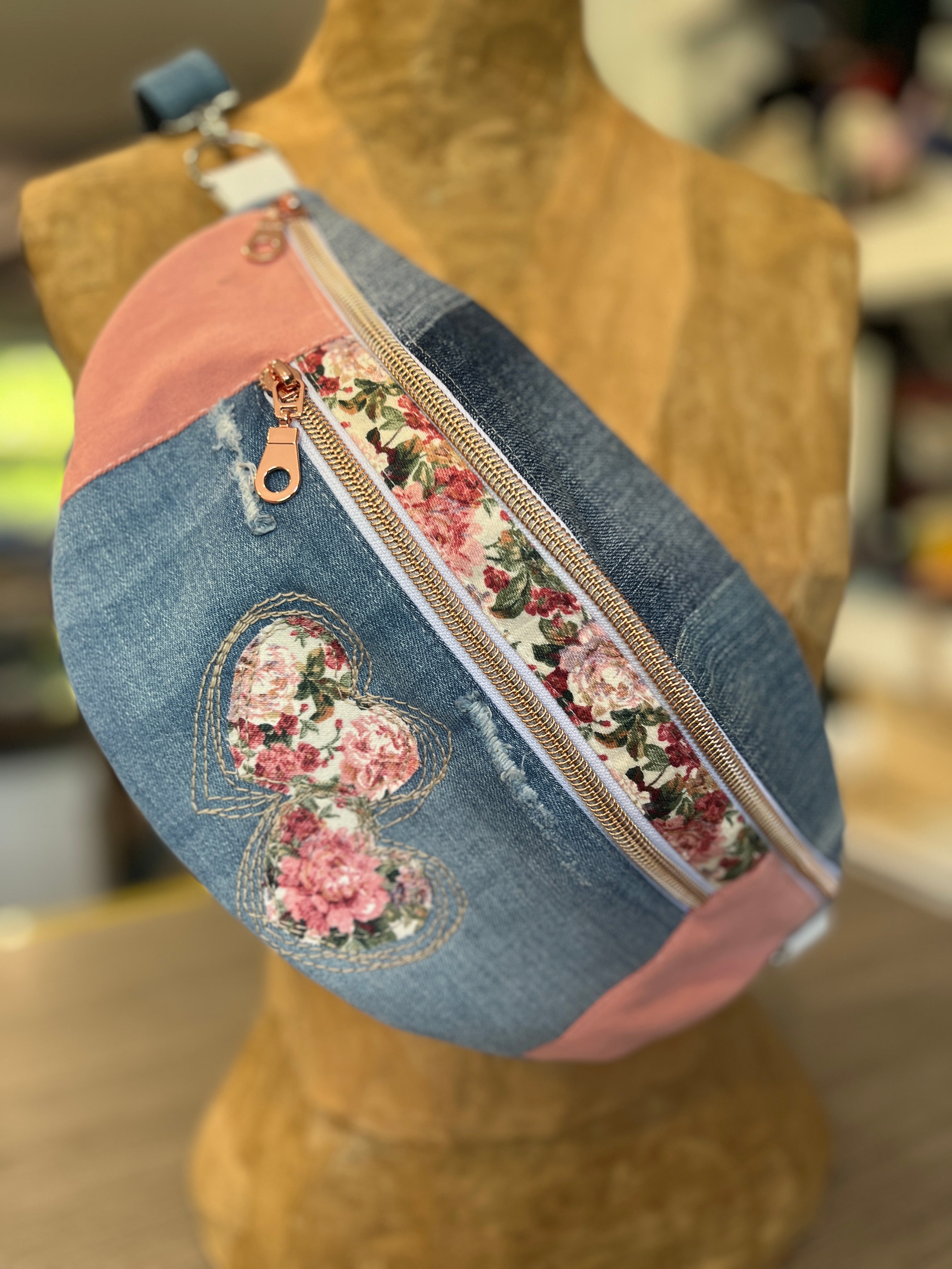 Sac banane 2 coeurs en fleurs
