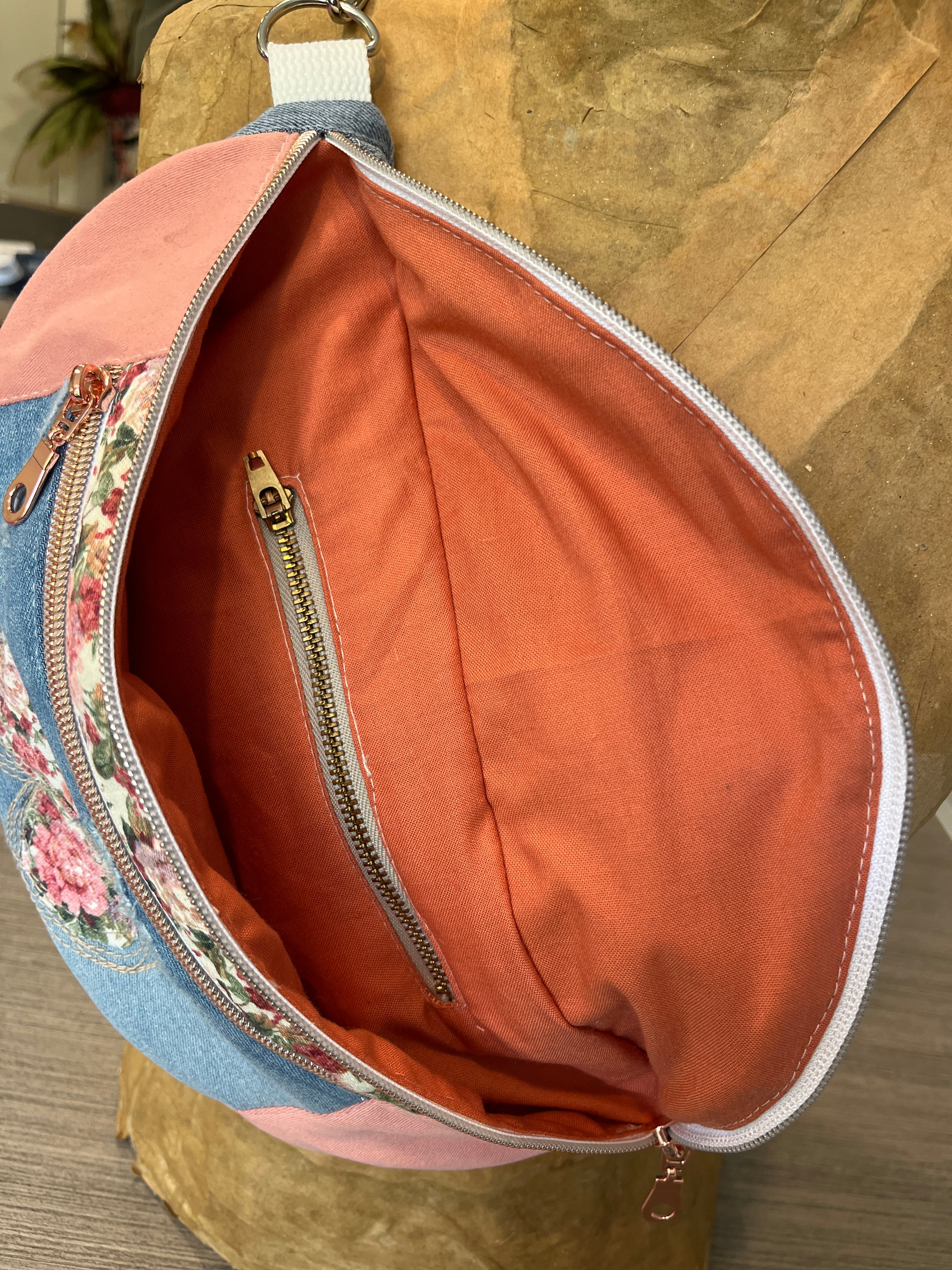 Sac banane 2 coeurs en fleurs