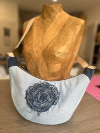 Sac demi-lune fleur vivante