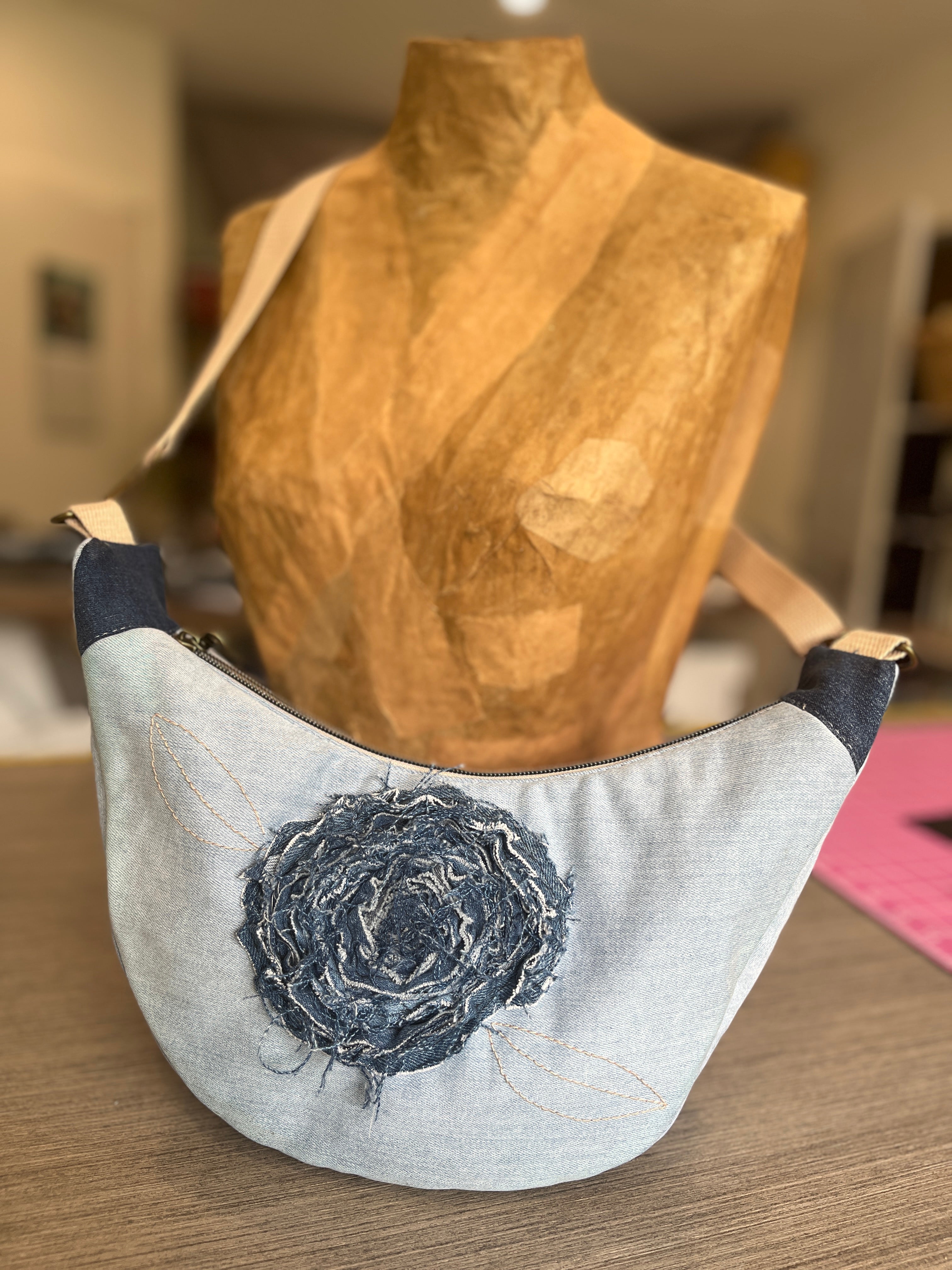 Sac demi-lune fleur vivante