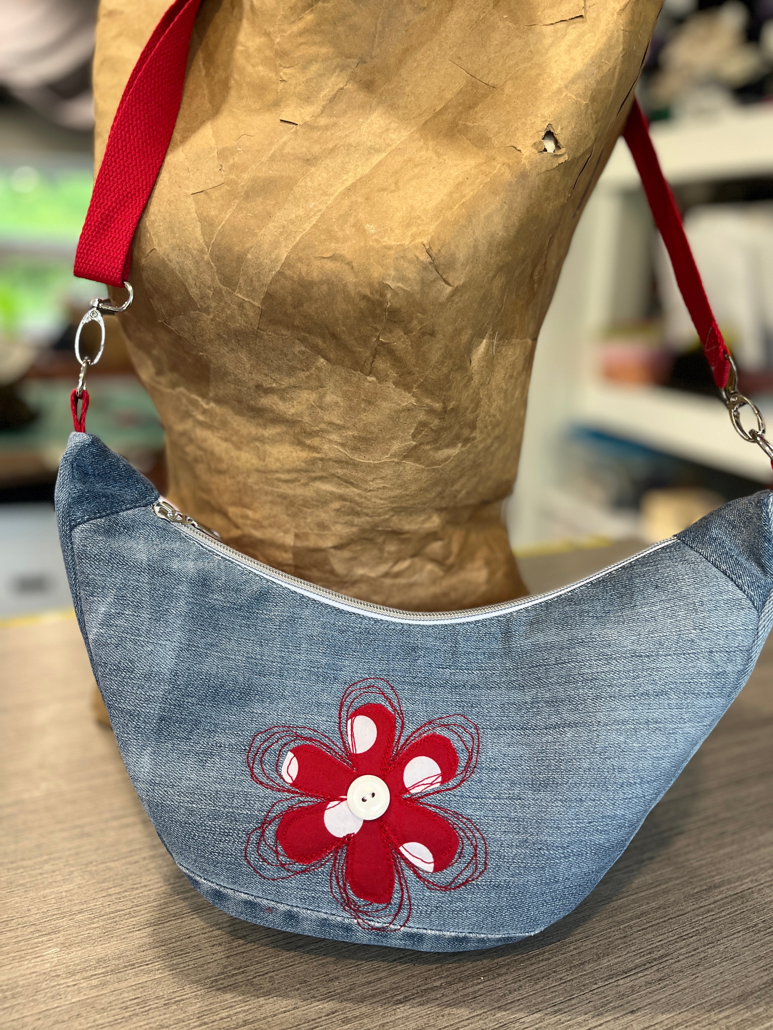 Sac demi-lune fleur de fraise