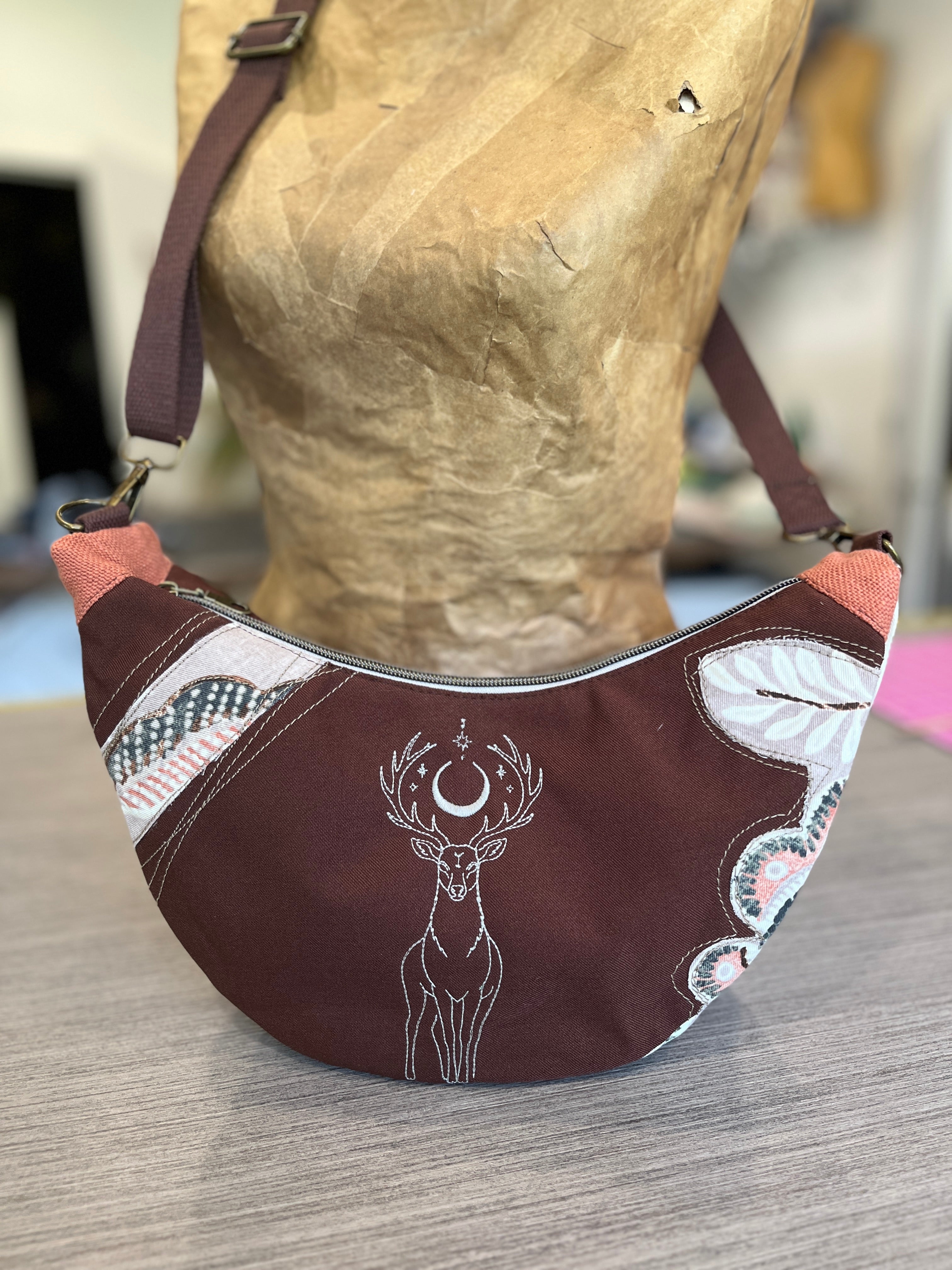 Sac demi-lune cerf et feuilles
